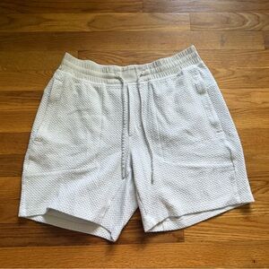 Lululemon At Ease 7” Shorts Men’s Large Cream